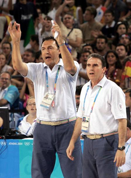 Coach Carlo Recalcati nella partita vinta contro la spagna a ll’Olimpiade di Atene 2004 (Ansa)